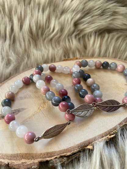 Armband aus Rhodonit und grauem Quarz mit Federanhänger