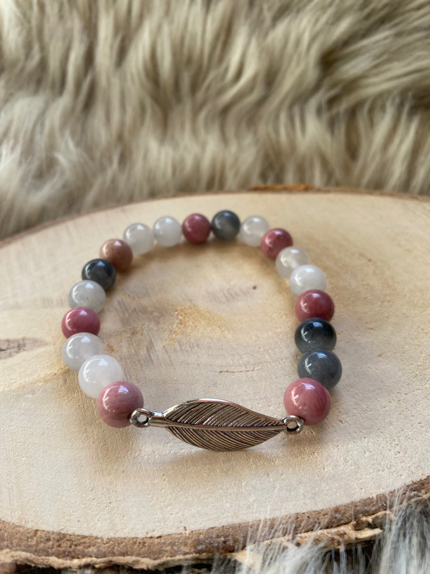 Armband aus Rhodonit und grauem Quarz mit Federanhänger