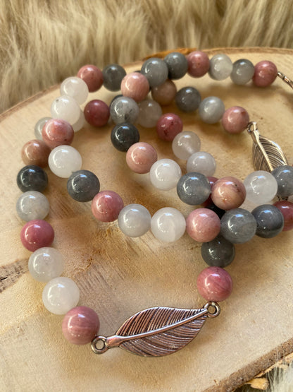 Armband aus Rhodonit und grauem Quarz mit Federanhänger