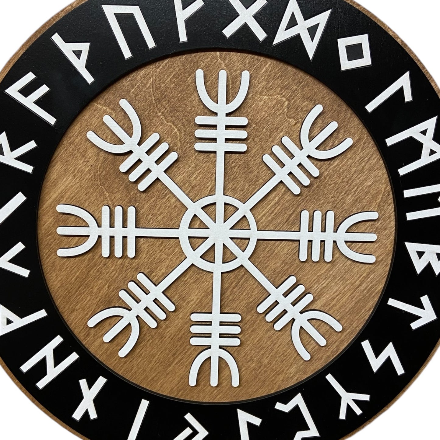 Nordisk sköld med runring och vegvisir