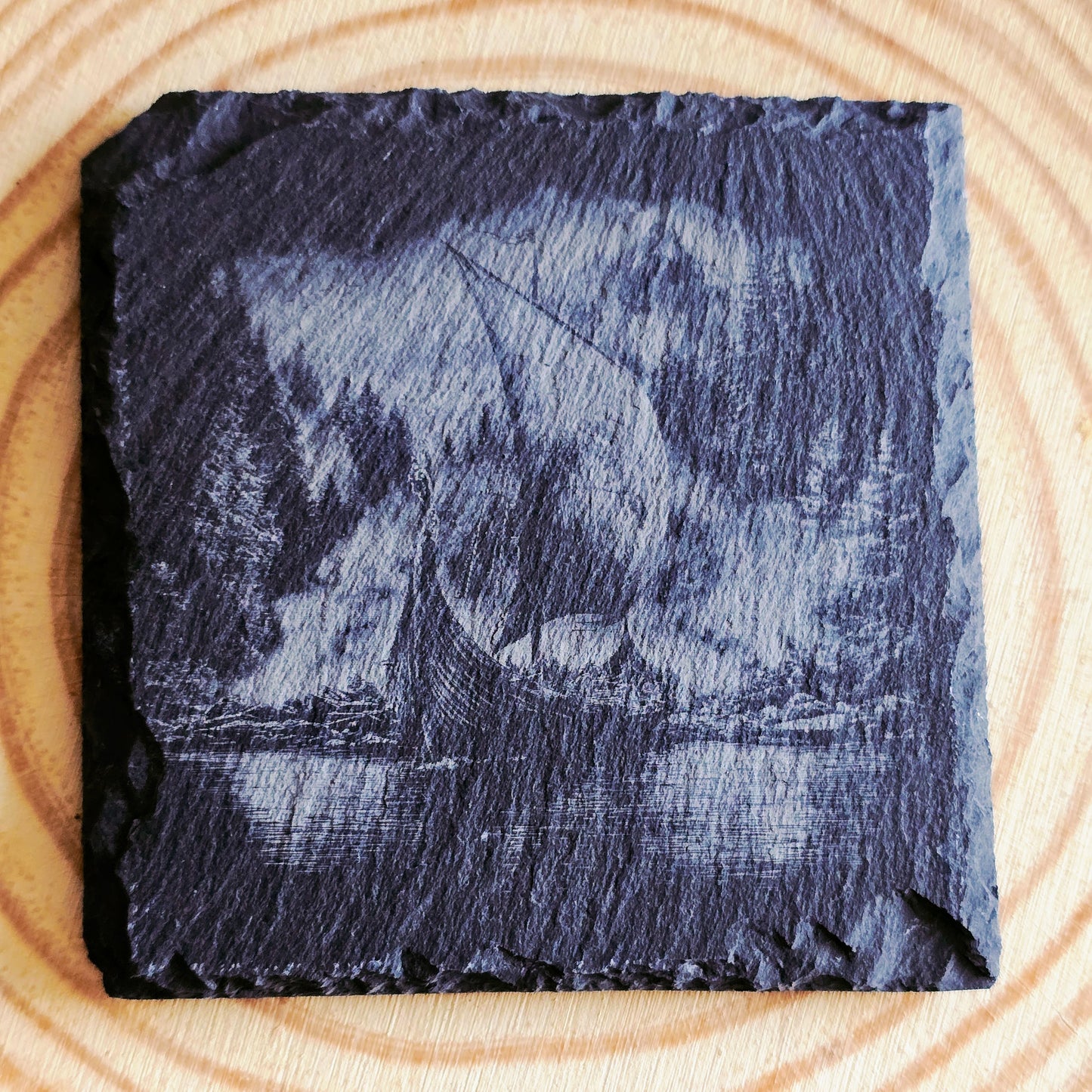 Skifferunderlägg 10x10cm – Vikingaskepp
