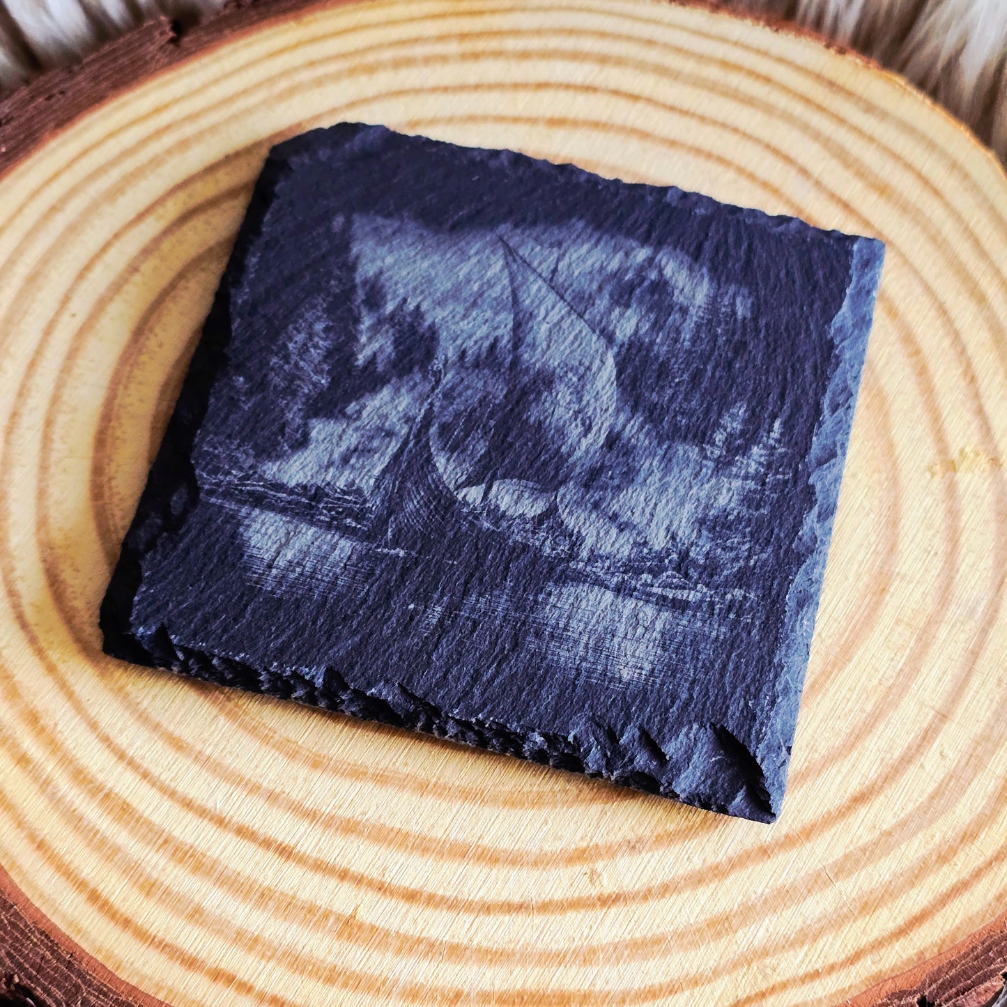 Skifferunderlägg 10x10cm – Vikingaskepp